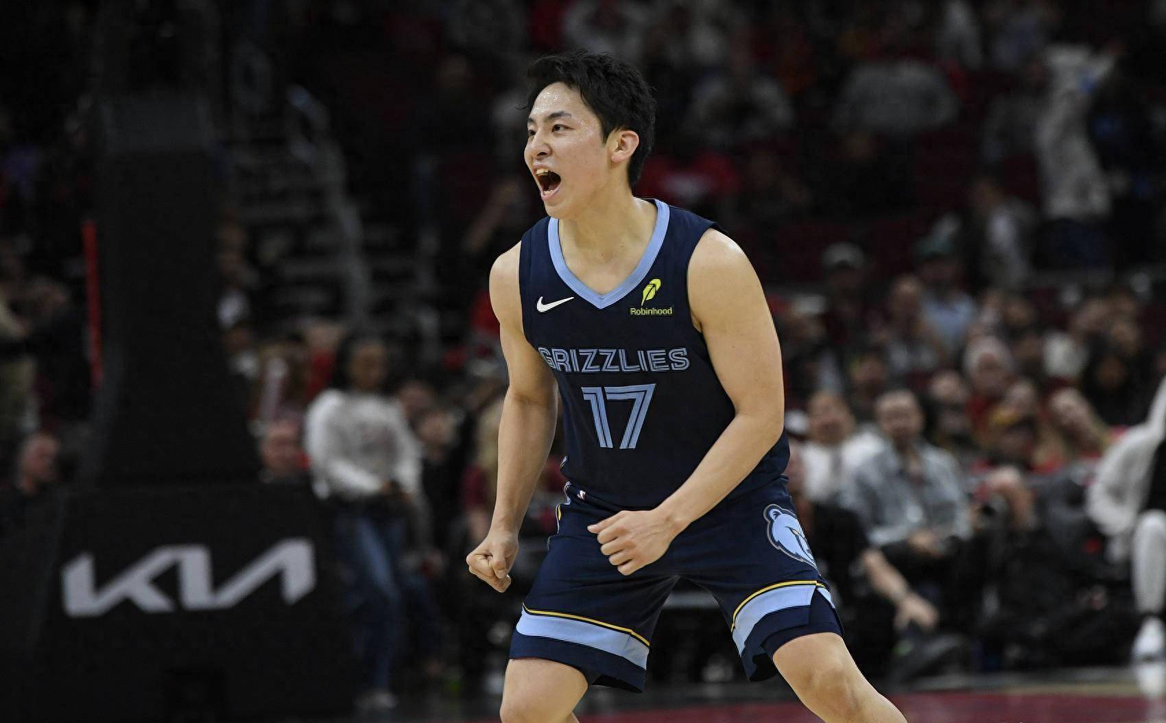 一支NBA球队在比赛中迎来一位年轻球员的亮相