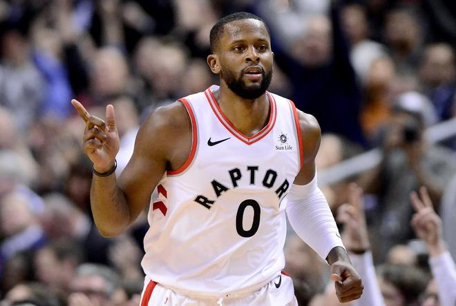 一支NBA球队在比赛中迎来一位年轻球员的亮相